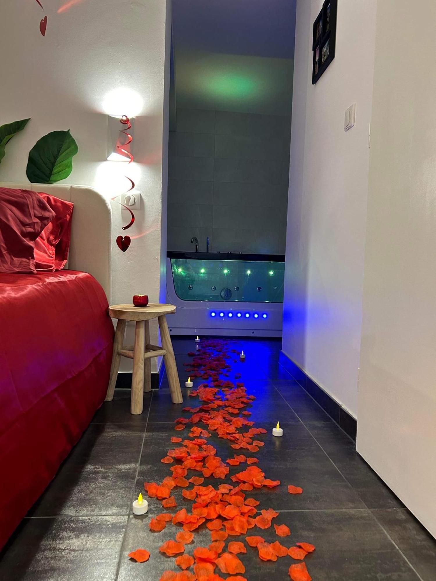 Love Room: Aux Plaisirs Des Sens Jacuzzi Prive 바 외부 사진
